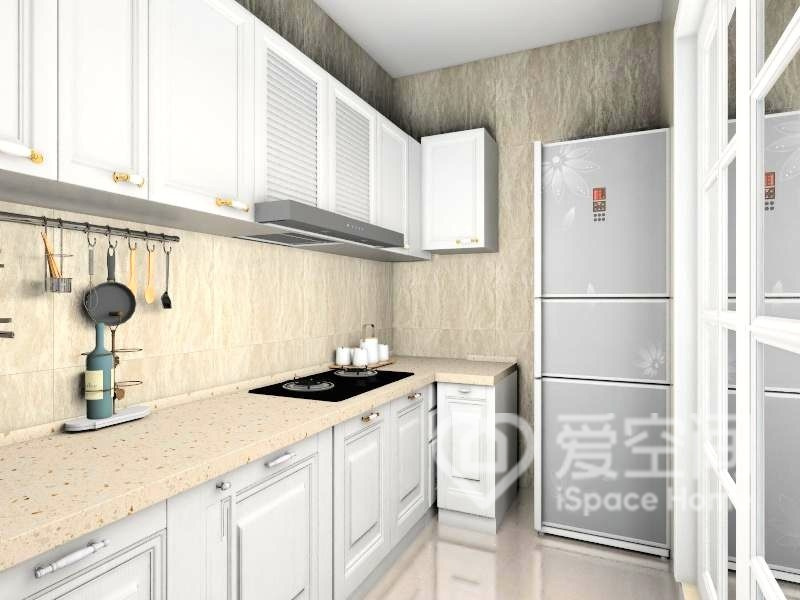 厨房选用黄色柜体，提升空间温馨氛围。合理的收纳设计，让厨房内部的空间得到了充分的利用。