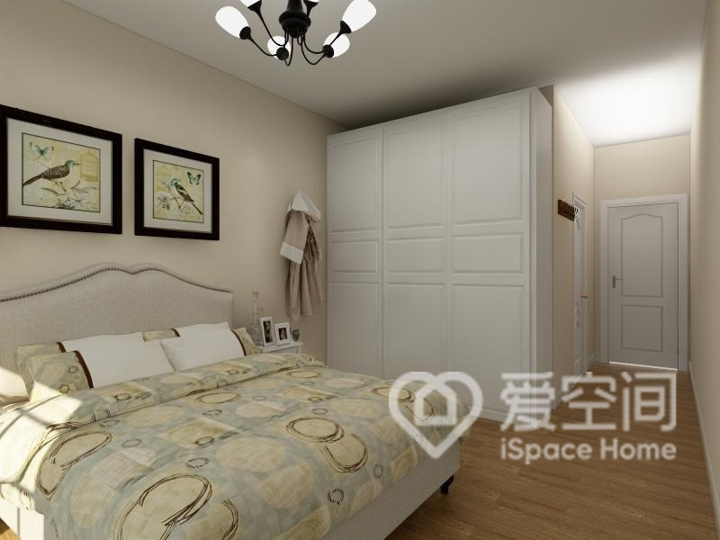 臥室和辦公融合成為了一體，為了增強臥室的燈光，臥室內設置了墻上燈，使得臥室具有不同的氛圍感。