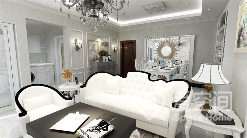 客厅选择了白色的欧式沙发以及灰色的吊灯，整体的色彩度较高。正方茶几形奢华中透露着简单，高级感十足。