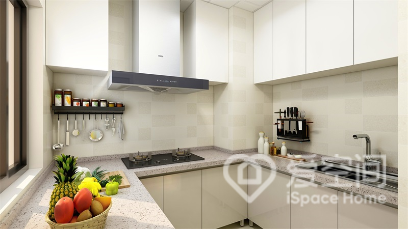設計師利用線條勾勒廚房格局，整體以米白色為主，兼具美觀性與實用性。