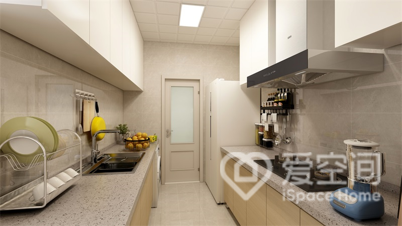 厨房空间用米白色做背景，搭配木质橱柜和白色吊柜，呈现出宁静雅致的氛围。