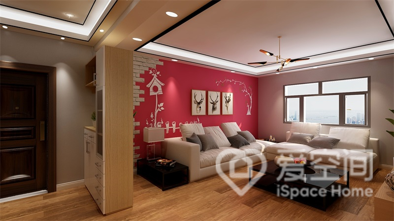 粉红色背景墙为客厅创造出浪漫的氛围，搭配布艺沙发，空间十分雅致。