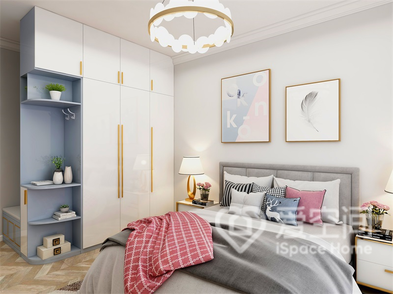 次臥床頭墻是白色調背景，灰色與粉色的裝飾令空間變得更加活力。