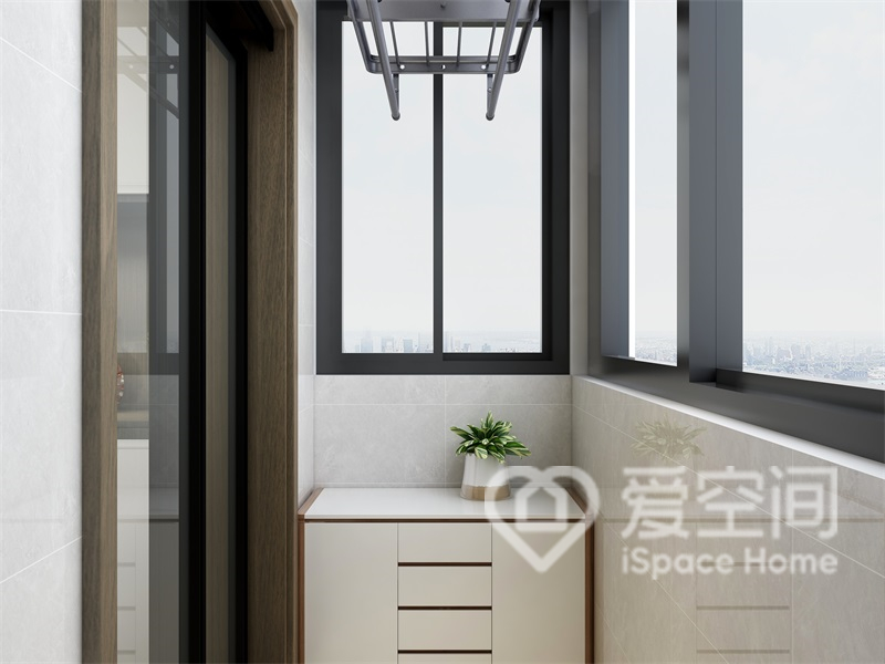 阳台空间加入了收纳柜和晾衣架，营造出一个特色鲜明的功能区域。