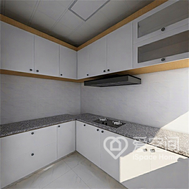 廚房空間融入吊柜，并配以白色櫥柜，在平靜的基調中，呈現出明朗的氣息。