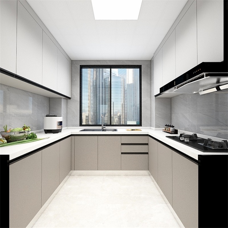 厨房宽敞明亮，橱柜配色提升了空间质感，呈现出兼具质感与美感的烹饪空间。