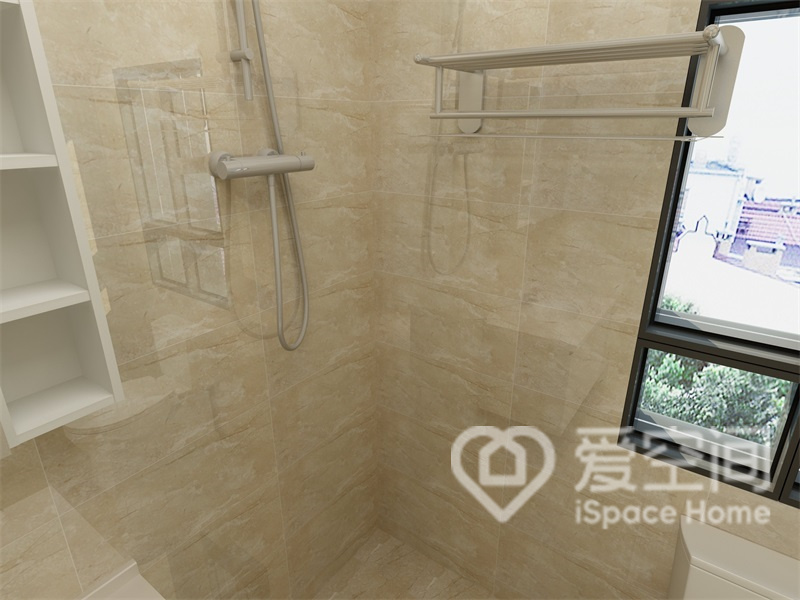 衛生間內的衛浴設備簡潔光滑，衛浴以及置物架都是光滑白色材質，窗戶的設計解決了空間潮氣的問題.