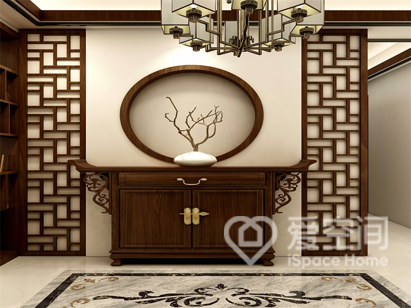 玄關設計了端景柜，背景墻設計以東方文化為內涵，演繹出自在與悠然。
