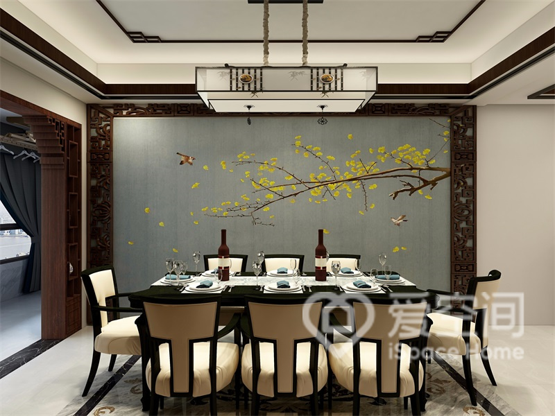 餐廳背景墻十分有中式品味，傳統而溫馨的中式餐桌裝點其中，給人圓融的自在感。