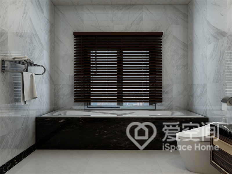 大理石帶來舒適的衛浴氛圍，浴缸巧妙的起到了放大整體空間的視覺效果。