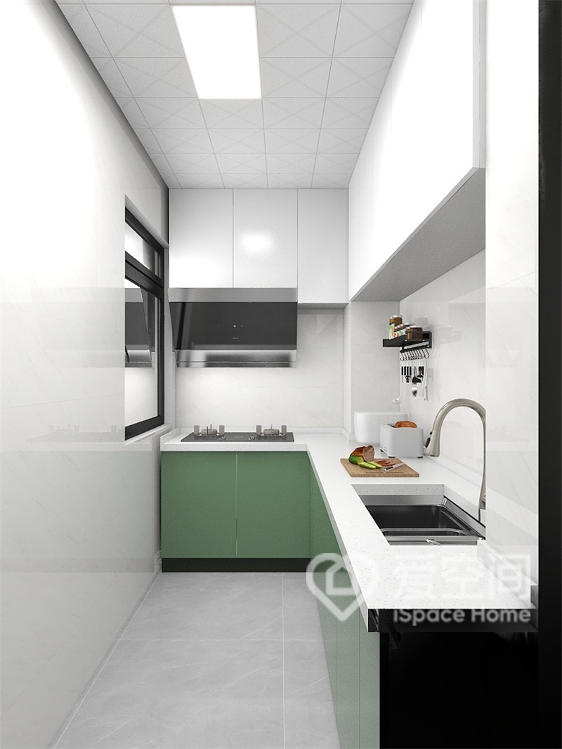 厨房以白色调为主，融入绿色橱柜和白色吊柜，营造出静谧的氛围。
