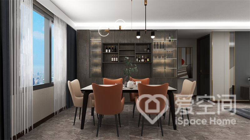 餐廳空間中，酒柜的紋理有序而清晰，暖色餐椅為空間注入了層次感。