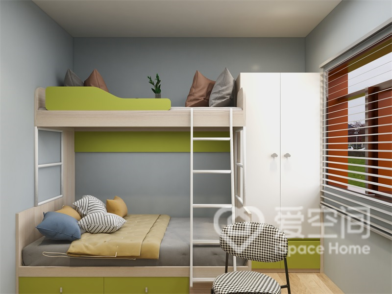 次卧中，高低床散发着温润平静的质感，浅绿色点缀令空间变得更加温馨。