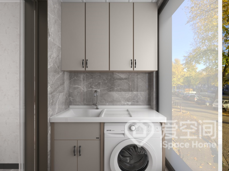 陽臺增設了洗衣機和收納柜，通過簡潔的線條拉升了空間，也優化了生活動線。