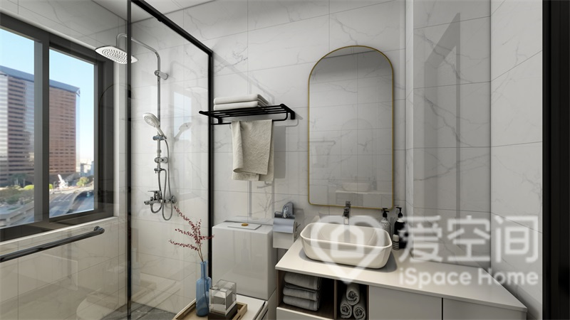 卫浴空间的设计透露着张扬的个性和时尚的气息，白色洗手台呈现出舒适的美感。