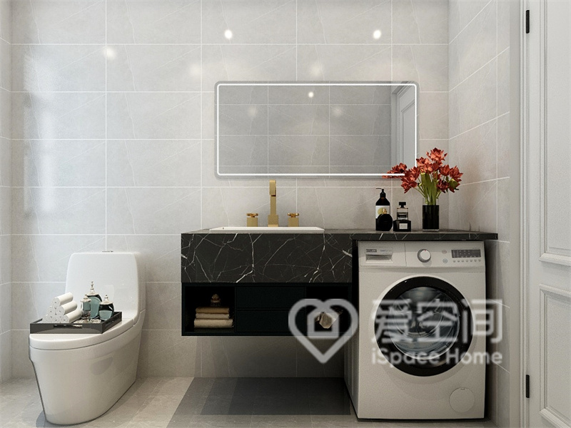 黑色大理石洗手柜设计巧妙，将洗衣机放在卫生间中，缩短了洗衣动线。
