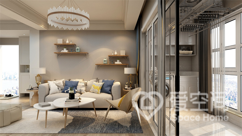 客厅空间以色块的方式设计，灰色布艺沙发搭配蓝色抱枕，简约舒适。