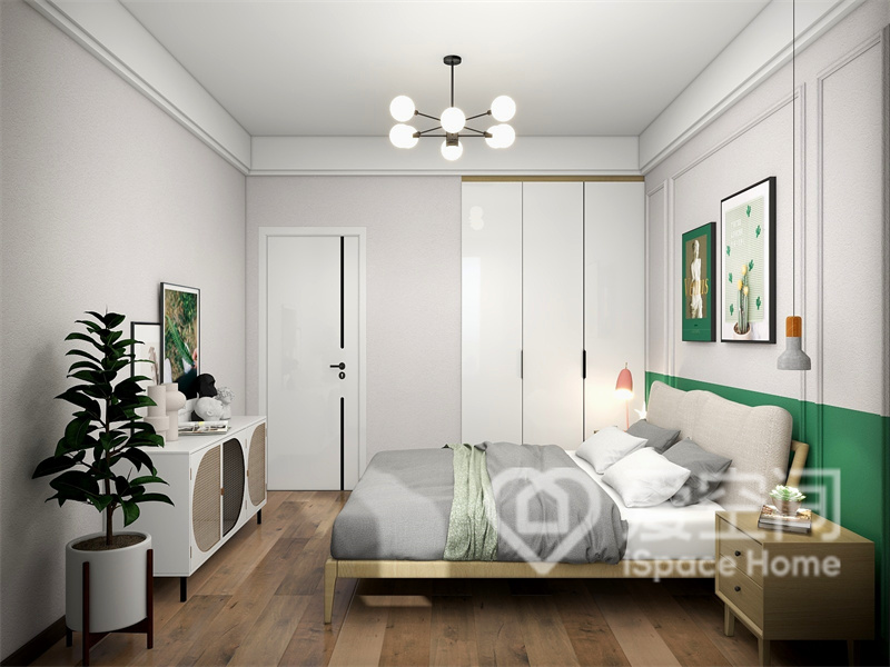 兒童房背景采用白綠拼色設計，床架造型簡約，雅致靜謐，柜面的設計也很有藝術感。