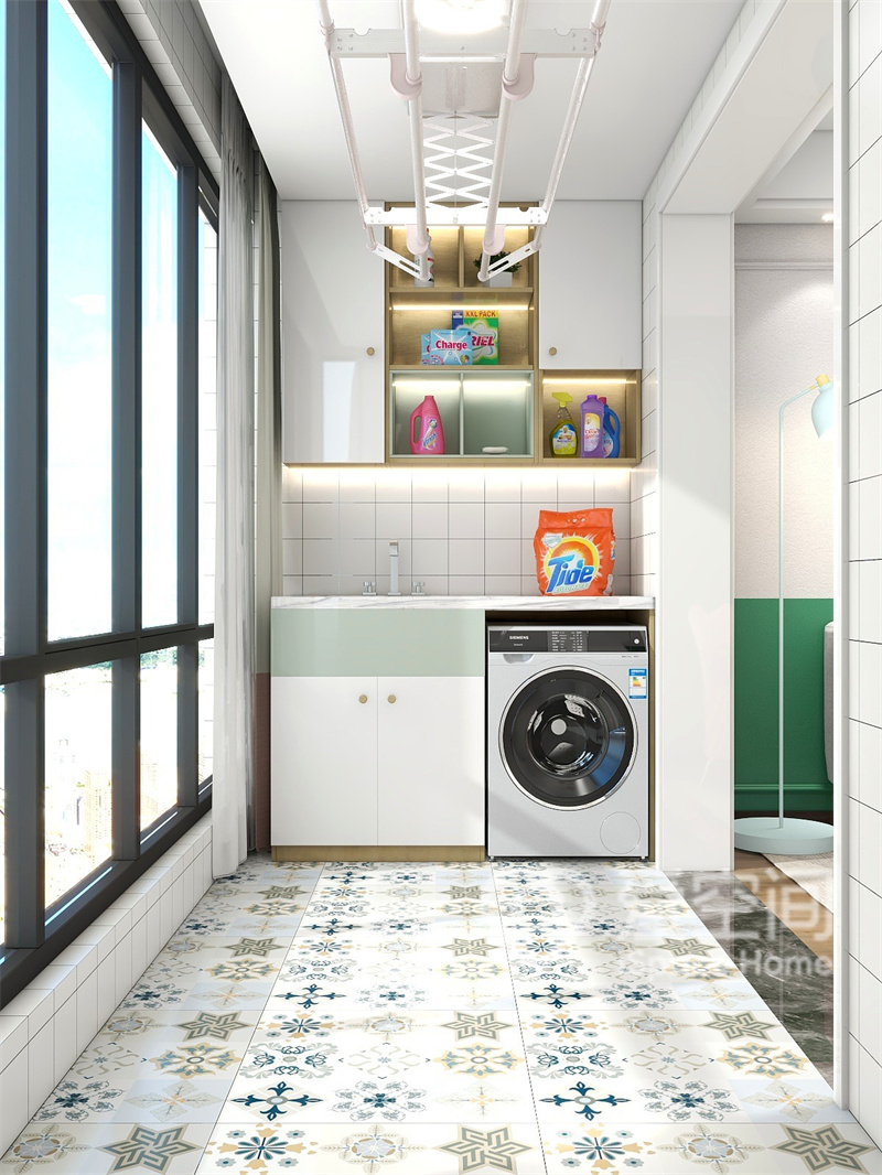 陽臺空間增置了洗衣機和收納柜，并鋪貼畫面磚塊，令空間變得更加精致。