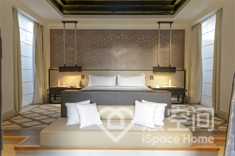 主卧背景典雅大方，垂吊灯具对称设计，床品配色格调简约，营造出简洁素雅的空间氛围。