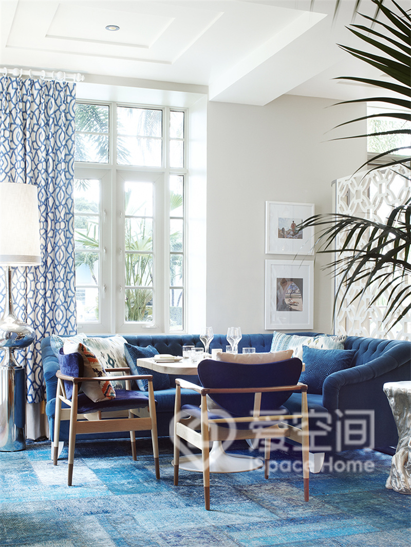 蓝色沙发安静又内敛，在素净的客厅空间中呈现出柔性力量，提升了空间的精致感。