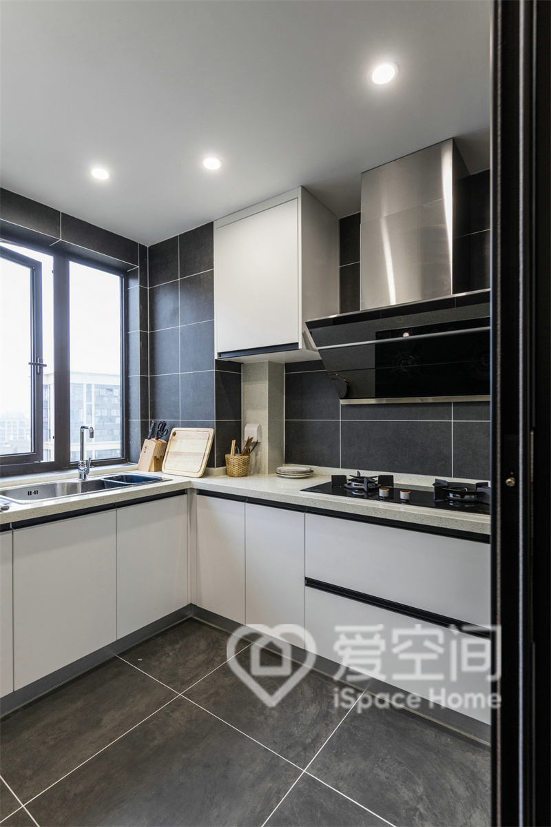 廚房配色優雅，白色櫥柜裝飾搭配黑色線條元素，令空間顯得淡雅而靜氣。