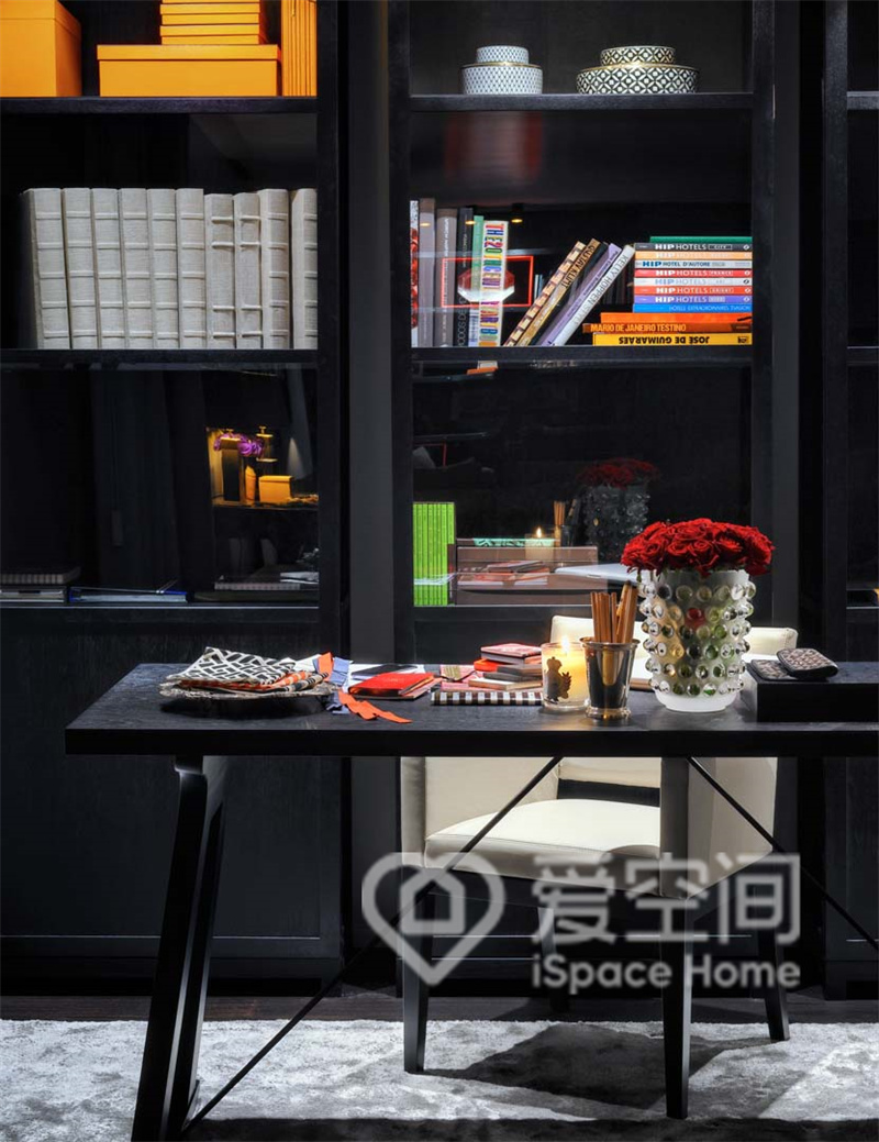 书柜以黑色为背景，局部以不同颜色的软装加以调和，打造温馨舒适的办公氛围。
