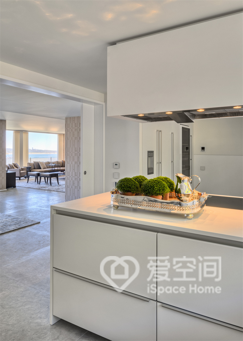 廚房以簡約的設計手法，采用白色櫥柜，打造出一個溫暖靜謐的烹飪空間。