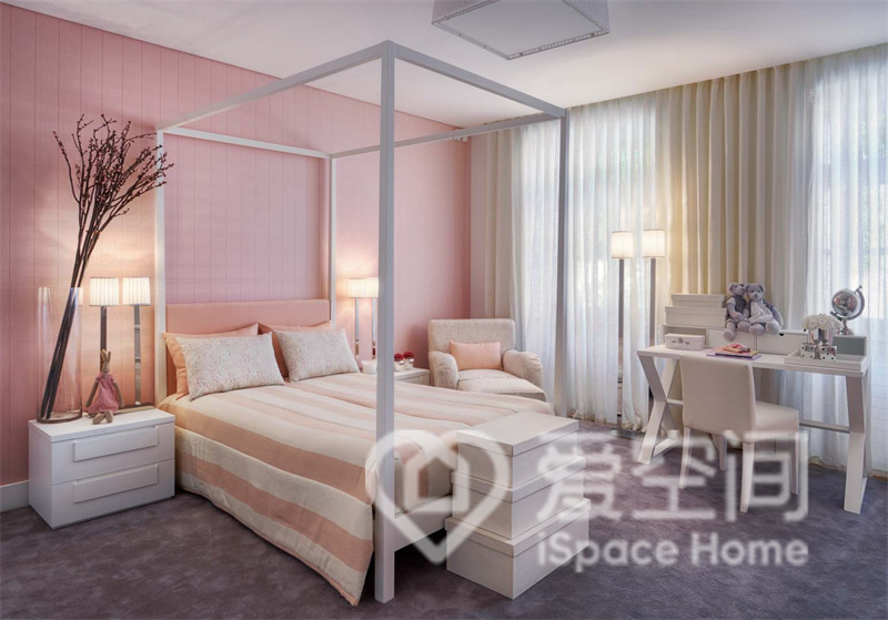 次卧粉色背景墙搭配简约的家具，床架造型别致，打造出静谧优雅的休息空间。