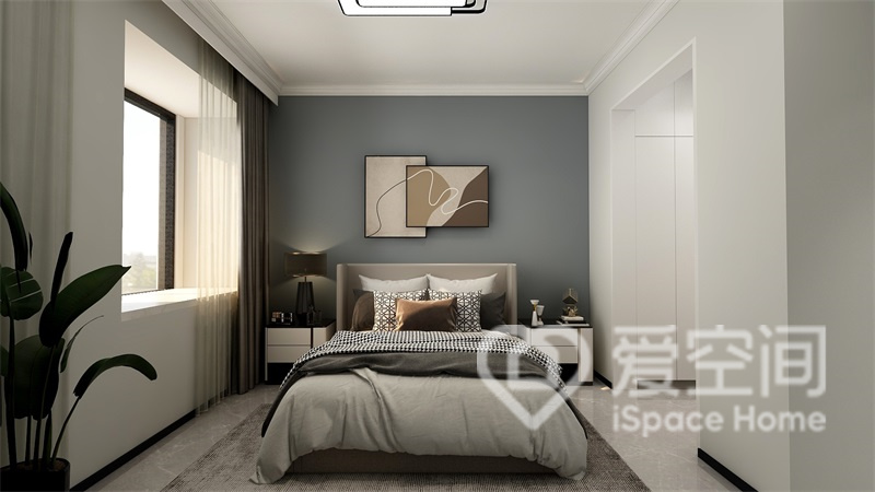 臥室選擇了灰色系的風格，溫馨又靜謐。一盆綠色植物，則使得臥室充滿了不同的生機。
