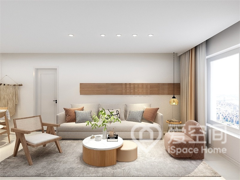 客廳選用矮沙發以及小椅子，從視覺上提升空間寬敞度。素色地毯，則有效提升空間的柔和感。