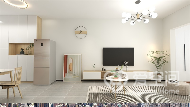 客厅采取了简单电视柜的设计，为合理高效利用客厅的空间，冰箱被安置在客厅中。