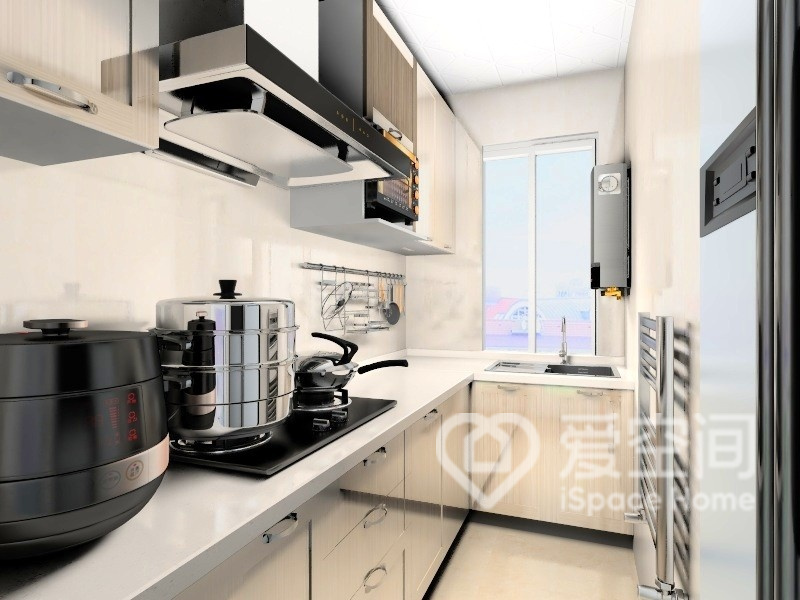 廚房的空間得到了充分的利用，半U型的設計滿足了大部分家庭的需求。