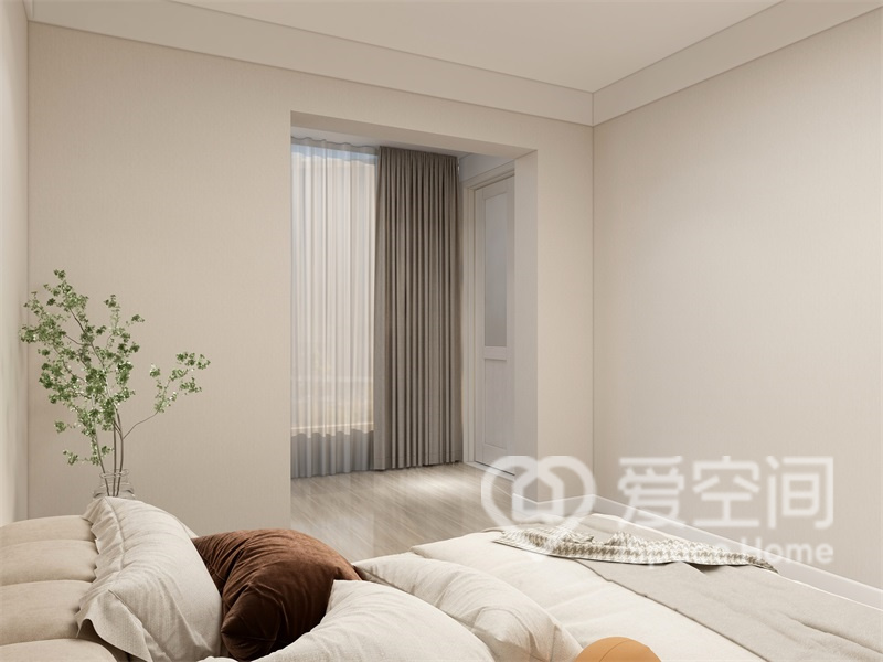 臥室的私密感很不錯，搭配小陽臺的設計，使臥室看起來簡約又舒適。
