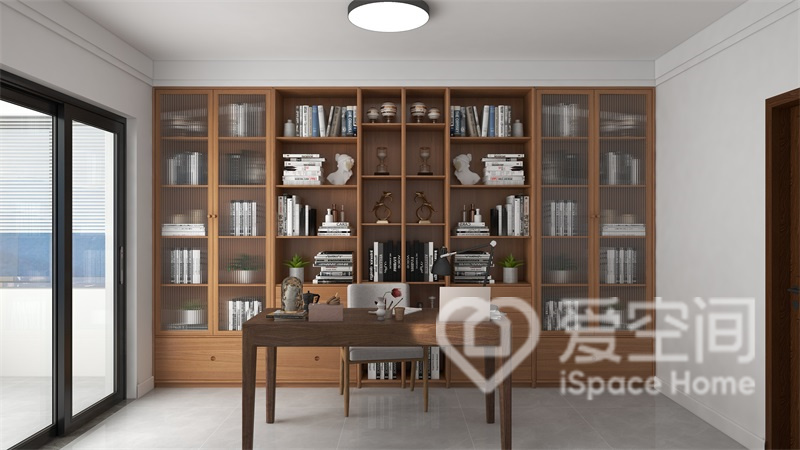 書房中的書柜和一面墻大小一致，可以滿足多種書籍的擺放需要。而實木書桌，有利于良好坐姿養成。