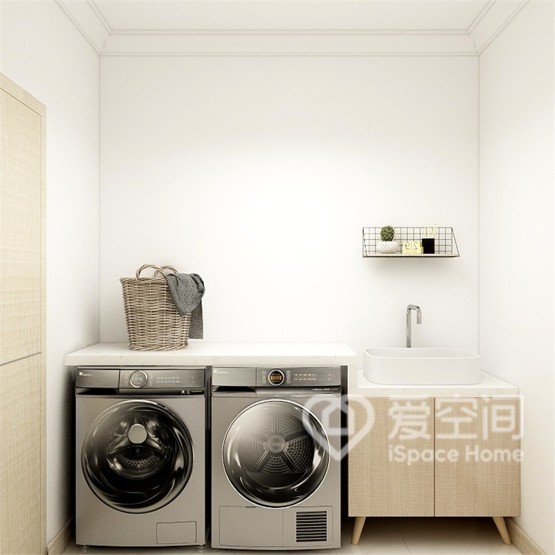 衛生間的設計主要以實用性為主，為方便衣物的晾曬，將洗衣機和烘干機都留出來了專門的位置，方便又實用。