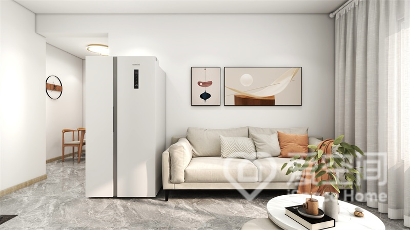 布艺沙发旁摆放一台双开门的大冰箱，完全可以满足一家人的使用。简约的电视背景墙设计则奠定了大气的格调。