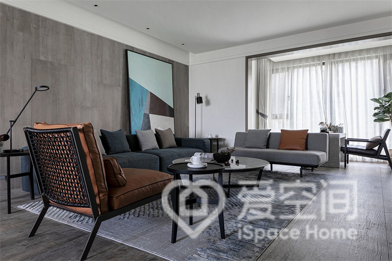 客厅使用灰蓝色调的沙发，打造出具有艺术范的生活场景，增添了空间的艺术气息。