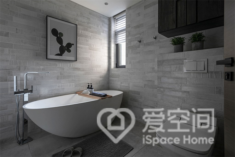 卫浴空间背景层次分明，白色洁具在柔和的光线下营造出优雅的观感。