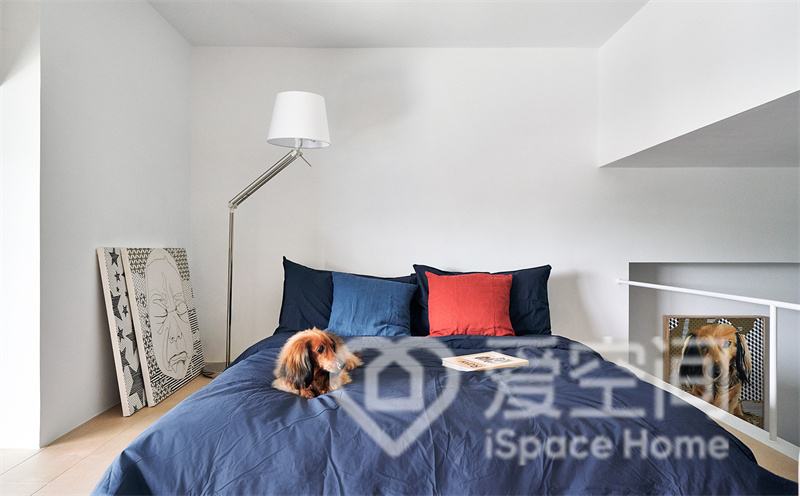 卧室采用纯净的白色系为背景，搭配蓝色床品设计，呈现出简练的格调。
