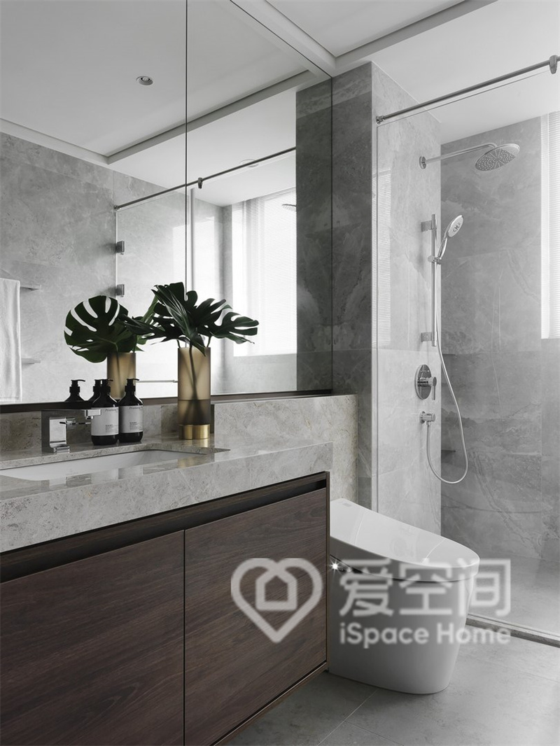 较好的采光让卫浴空间显得更加温馨，精致元素的融入彰显出空间的大气感。
