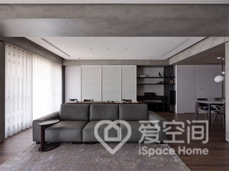 整個客廳空間更顯得明亮通透，灰色的沙發設計營造出空間的舒適氛圍。