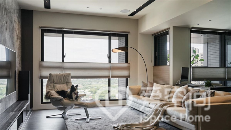 客廳沙發造型優雅，增添了生活的品質感，塑造出優雅不失舒適的感覺。