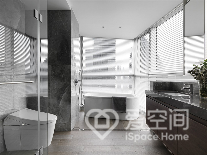 衛浴間采光較好，干濕分離后空間更具美感，呈現出恬靜閑適的氣氛。