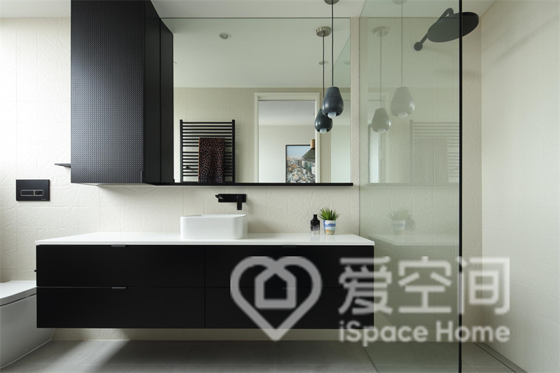 卫生间采用了干湿分离设计，黑色洗手台提升了空间的精致感，令空间变得更加时尚。