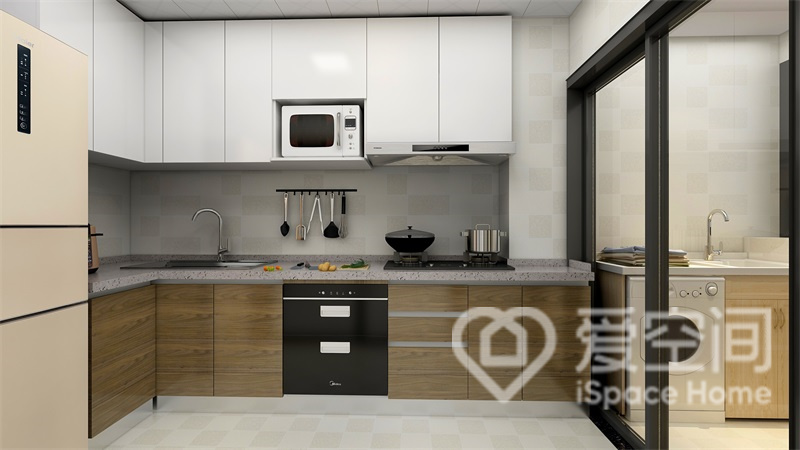 厨房整体设计较为规整，橱柜选择了抽屉的设计，提升使用舒适度。