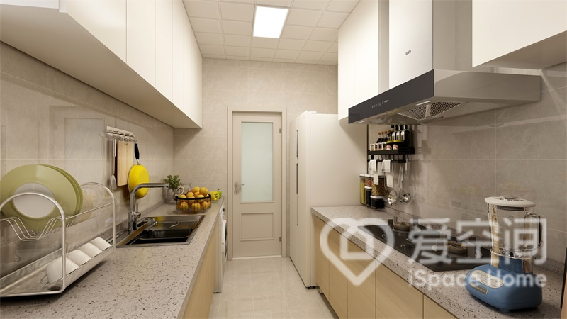厨房的两面都进行了烹饪的设计，有效提升空间利用率，在烹饪食物时更加轻松。