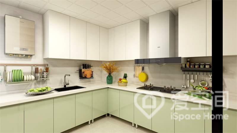厨房给人眼前一亮的感觉，淡绿色和白色搭配使得厨房看起来别具一番韵味。