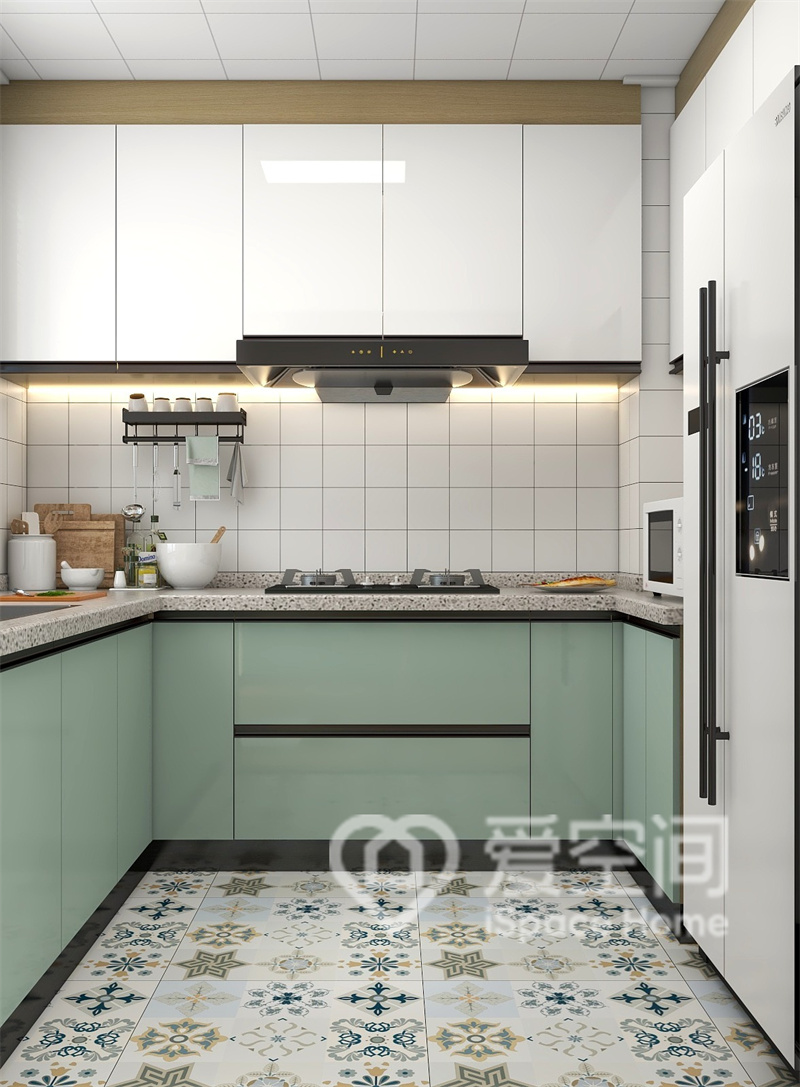 设计师利用白色吊柜搭配绿色橱柜，让平凡的生活变得更有滋味，厨房空间摒弃繁琐的修饰.
