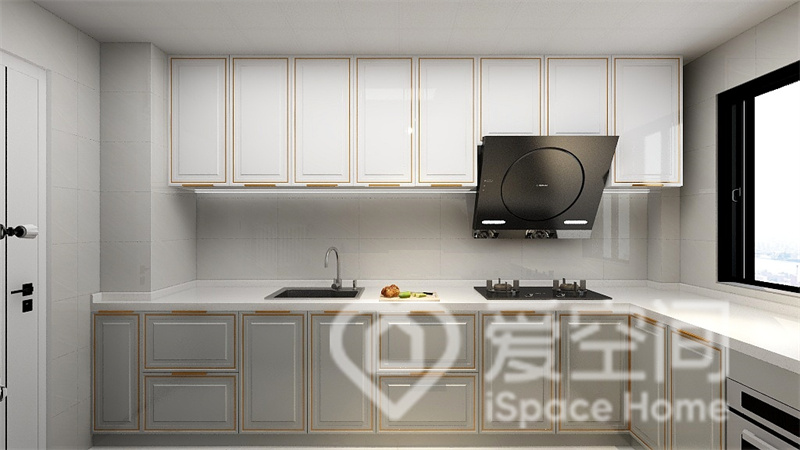 寧靜深邃的櫥柜打造，局部采用黃色線條勾勒，簡化線條后整體環境更有秩序感，呈現出饒有韻味的現代廚房。